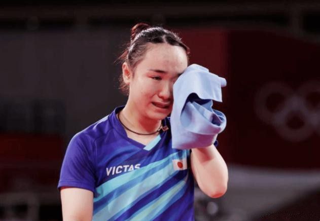 小溪边的美女